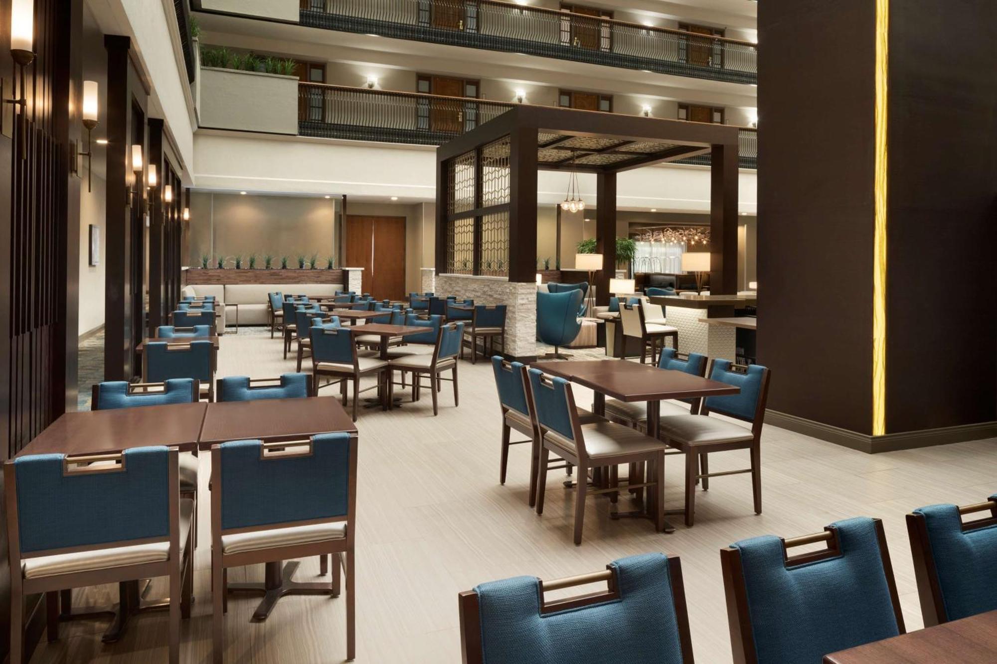 Embassy Suites By Hilton Columbus Exterior photo
