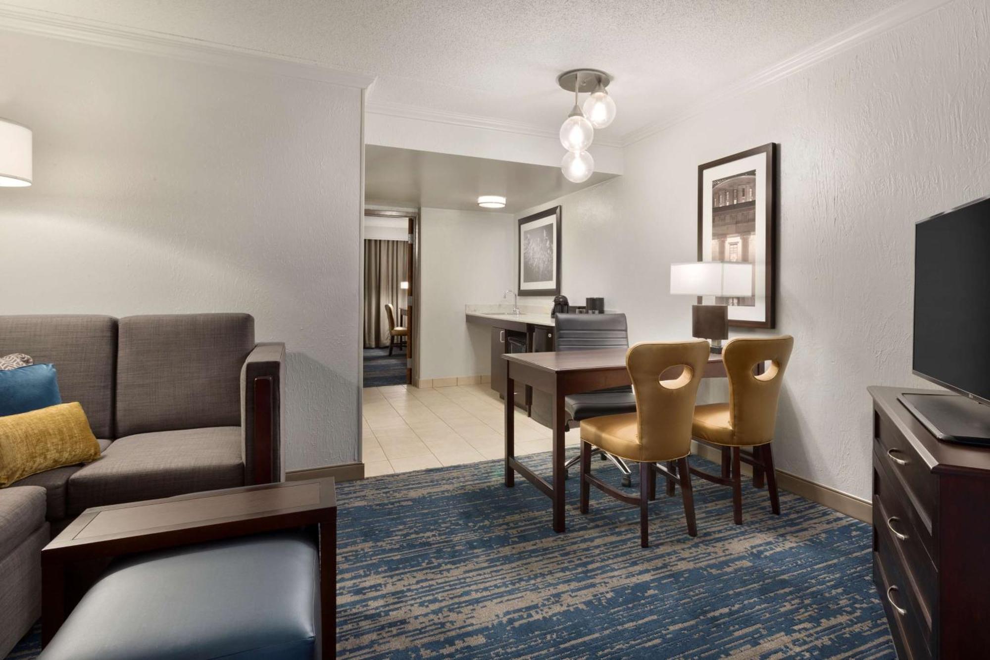 Embassy Suites By Hilton Columbus Exterior photo