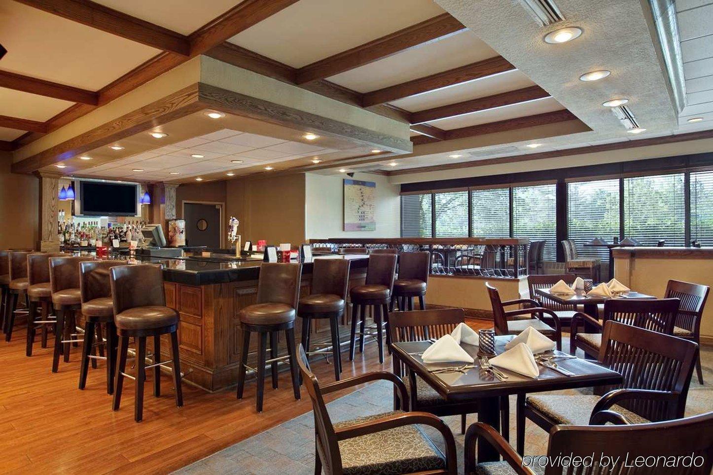 Embassy Suites By Hilton Columbus Restaurant photo